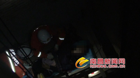 消防官兵展开救援