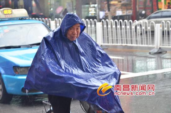 暴雨突袭洪城 未来几天仍有雨
