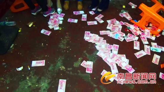 民警出击横扫赌场 赌徒慌乱逃窜钞票撒满地