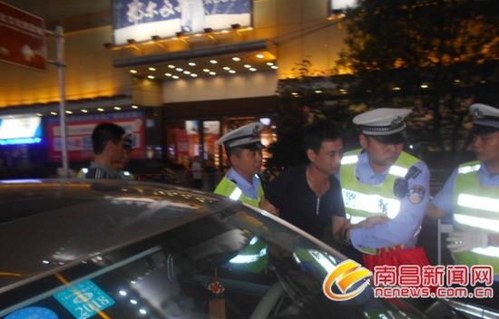 涉嫌酒驾的司机被交警带走进行血检