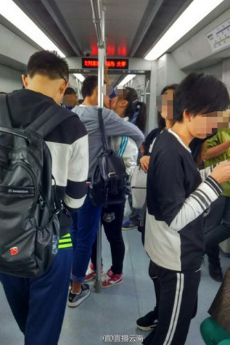 今日早上，网友发微博调侃，小情侣在昆明地铁吻11站路 根本停不下来。“今早8点左右上班早高峰，有网友在昆明北部客运站开往呈贡的地铁上目睹尴尬一幕，一对小情侣在车厢内站着亲吻，尴尬的旁人只能装作没看见。他们接吻超11个站……能报警吗？
