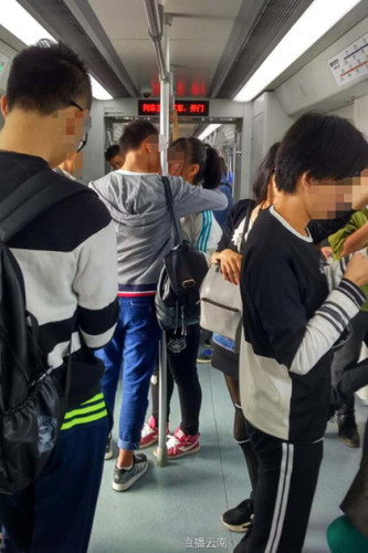 单身狗直呼：这班地铁有毒！”从照片上看，地铁中乘客较多，一对貌似大学生的情侣在车厢中吻得是天昏地暗，完全沉溺在甜蜜之中。