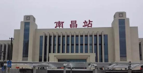 东站房外景。看到此,估计诸位看官自然就明白这已经是出站啦。