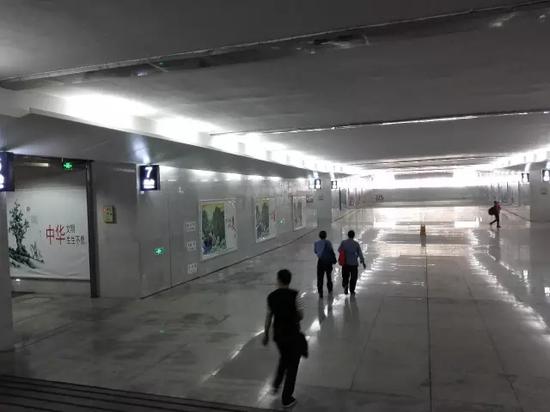 图为已建好的东站房出站通道。