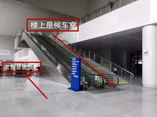 通过进站大厅电梯两侧验证、安检查危口,然后可以从两边的电梯上楼进入候车室。