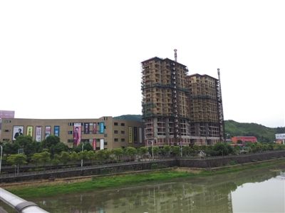 江西省德兴市福泰房地产开发有限公司的项目已烂尾停工两年。这家公司2011年拍下“地王”项目,迄今仍保持着最高地价纪录。 新京报记者 孙瑞丽 摄
