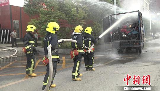 上栗县消防大队岗哨发现后立即拉动警铃，大队迅速出动2辆水罐车，官兵12人，利用车载水炮出水打击起火点。 梁文权 摄