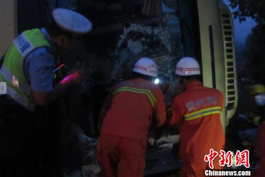 被困客车上的39人中，有3人重伤，18人轻伤，所有受伤人员均已送往医院进行治疗。 刘伟 摄