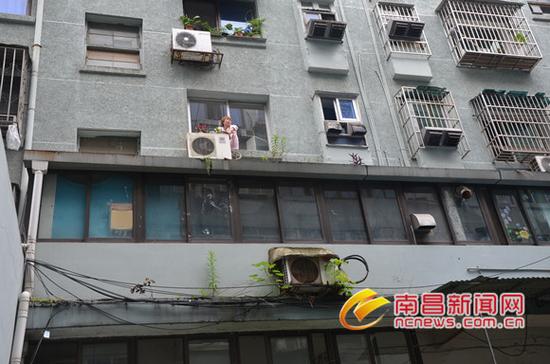 一妇女被困3楼窗外