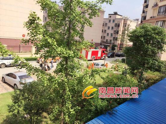 公安、消防车赶到现场