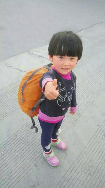 中国最小背包客——四岁女孩雯雯。
