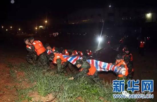 武警官兵连夜抢险。新华社发(王包茂摄)