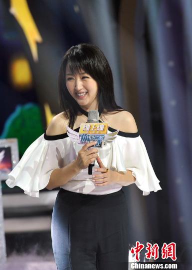 图为笑容甜美的杨钰莹在与观众互动。　刘占昆摄