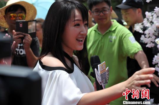 图为“甜歌天后”杨钰莹在与家乡观众互动。　刘占昆摄