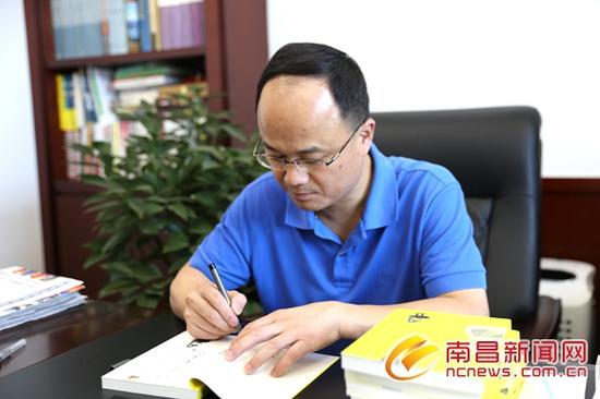江西省委宣传部副部长、新晋畅销书作家黎隆武