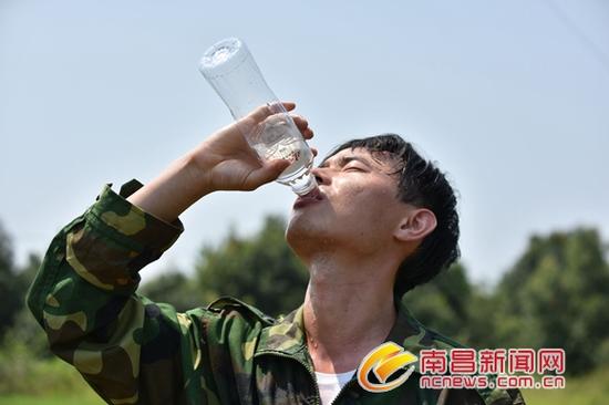 一口气喝光一瓶矿泉水