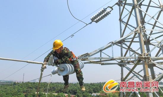 工人趴在绝缘子上检修电路