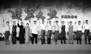 《建军大业》主创举枪合影