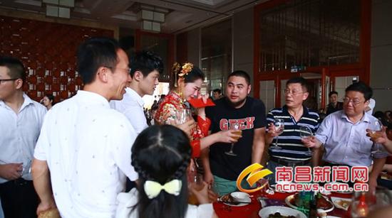 新娘哭着向宾客敬酒
