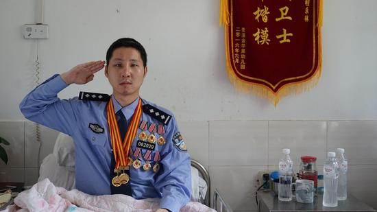 为救同事自己被撞飞 鹰潭英雄民警程永林重生