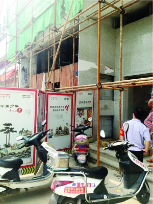 店门口围起围挡建电梯