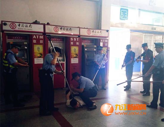九江火车站上演反恐演练 众多旅客围观-新华网