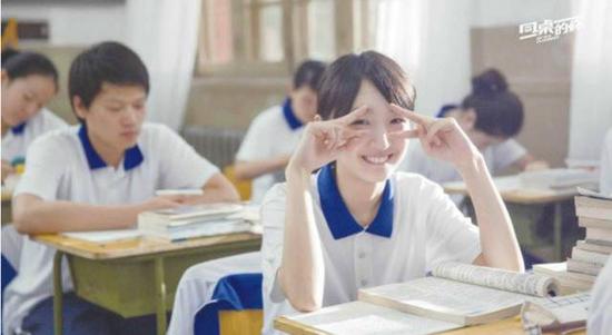 周冬雨在电影《同桌的你》中的清纯校服照
