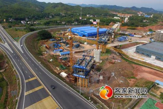 正在建设的位于赣县茅店镇工业区道路山区地带的昌赣客专将军塘特大桥。