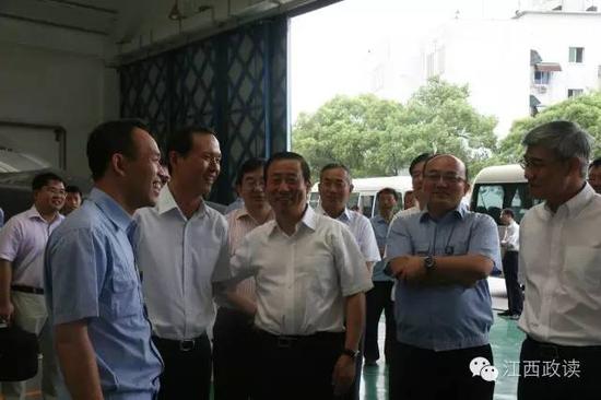 (许达哲一行在洪都考察调研 李慧摄)