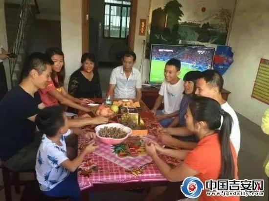 刘虹和家人团聚,其乐融融