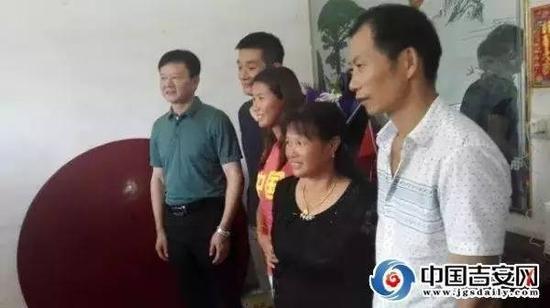 看到许久未见的女儿女婿,父母脸上洋溢着幸福的笑容