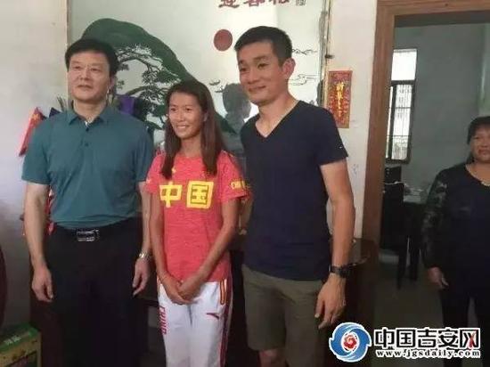 安福县委副书记龚海生陪同刘虹夫妇回到罗家村
