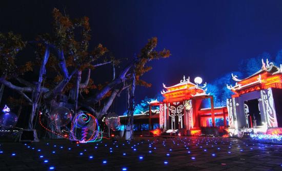 龙虎山“光影涂鸦” 立体绘画 如幻似真惊艳走红网络