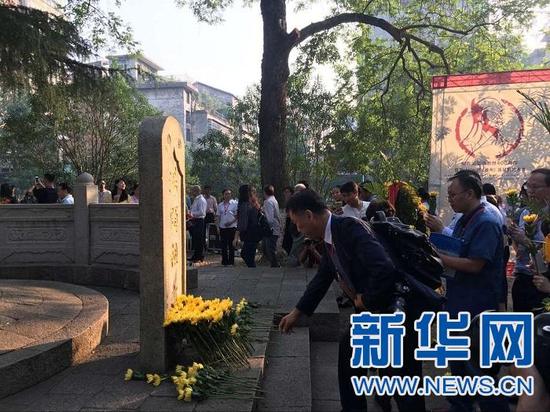 24日上午,抚州市举行了拜谒汤显祖墓纪念活动。