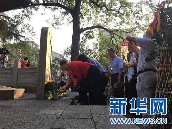 24日上午,抚州市举行了拜谒汤显祖墓纪念活动。