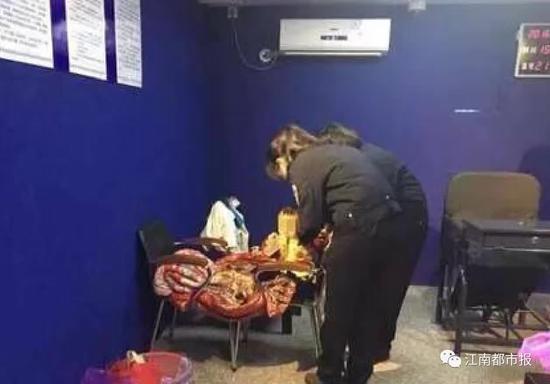 (民警照顾被解救回来的孩子)