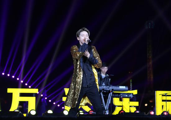 万达好声音冠军王伊祁在水上舞台演唱