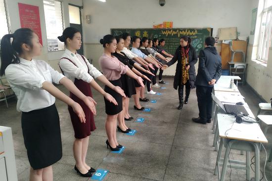 3月5日,广州民航职业技术学院2017年空乘空保专业招生面试在南昌市实验中学拉开帷幕,图为考生正在接受面试。