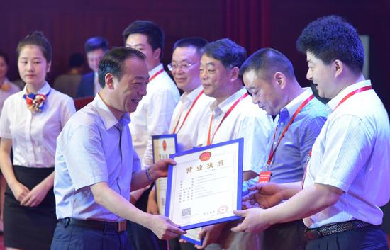 鹰潭市委副书记、市政府党组书记于秀明为入园注册企业发证。徐蓉摄