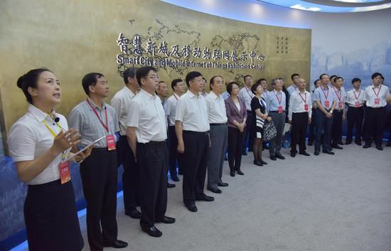 6月12日,领导、嘉宾在中国鹰潭移动物联网产业园参观。徐蓉摄