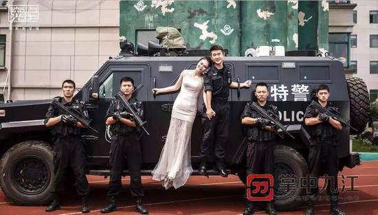 特警的婚纱照_昆明特警婚纱照