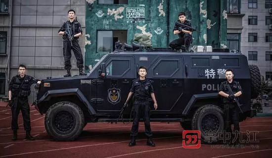 特警婚纱照_昆明特警婚纱照(3)