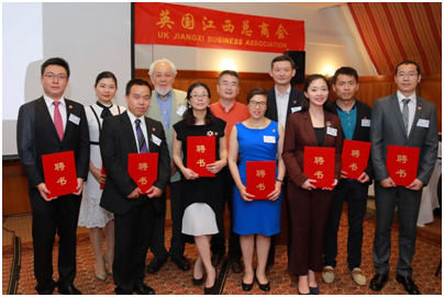 中国驻英使馆公使衔科技参赞蒋苏南先生、著名侨领单声博士为副会长、秘书长以及副秘书长颁发聘书