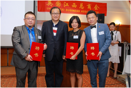 图为金旭公参为商会会长杨群女士、执行会长徐雷先生和张辉先生颁发聘书