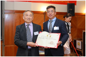 图为商会主席为名誉会长单声博士、柯筑琦先生颁发聘书