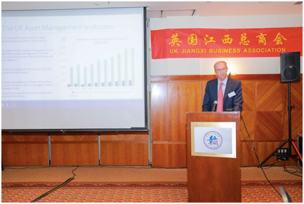 图为英国Halo基金董事, 前黑石基金全球投资总裁Mr. Andrew Williamson-Jones做投资宣讲