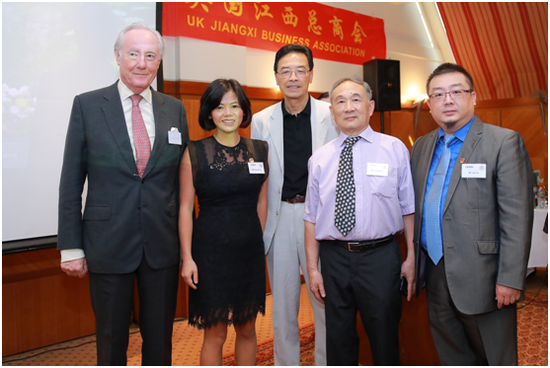 　　原保守党内阁部长Howard勋爵、英女王副官大伦敦区代表陈德梁先生、著名侨领、商会名誉会长柯筑琦先生与会长执行会长合影。