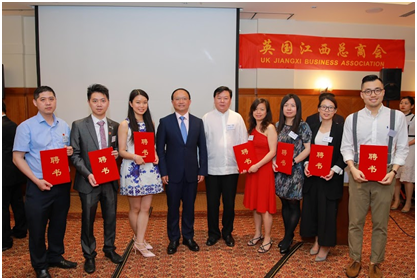 图为江西省吉安市市长王少玄先生、江西省工商联副主席温显来先生为理事会成员颁发聘书