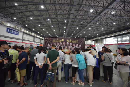 新浪江西高考志愿咨询师现场为考生及家长解疑答惑,指导考生填报志愿。