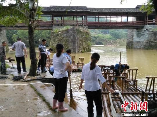 　　6月29日，洪水退后的江西婺源当地政府、景区、民众积极生产自救，力争早日还原美丽乡村面貌。　钟欣 摄